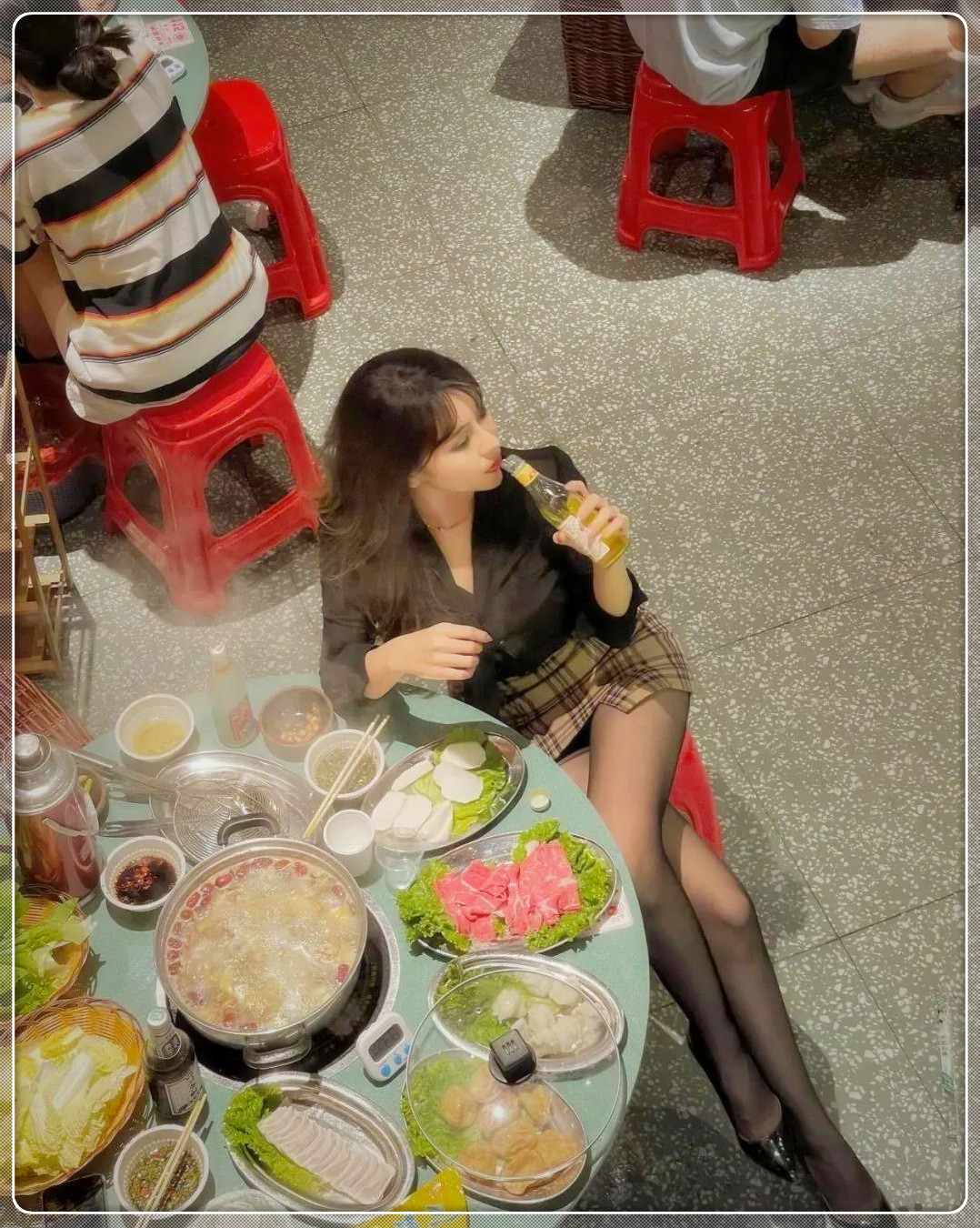 美女大排档吃火锅喝汽水，网友抓拍分享网络，引发社会热议。