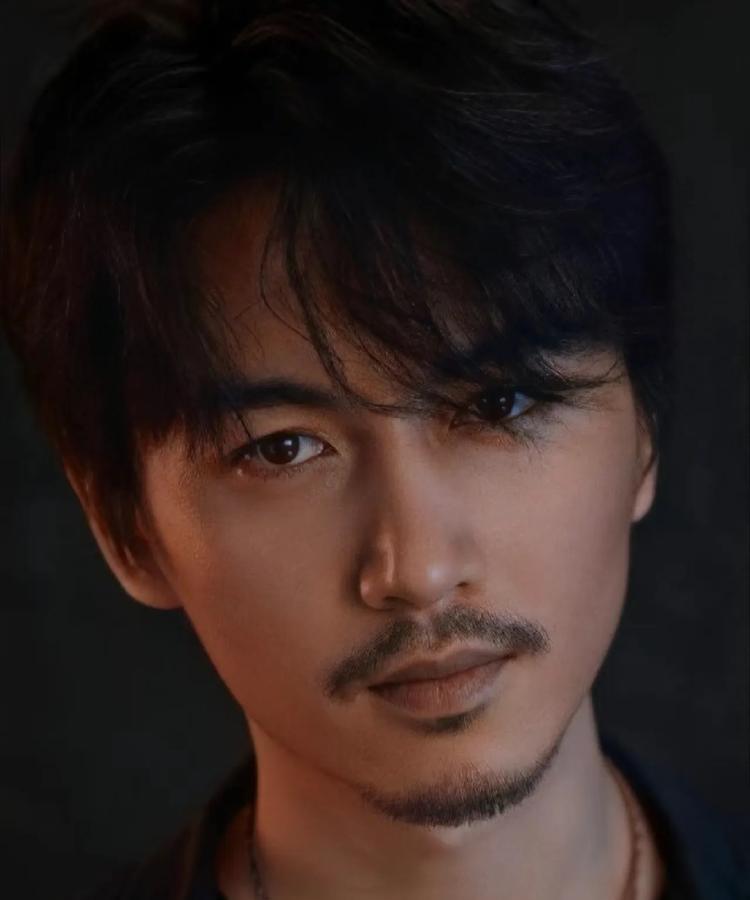 看了陈晓的直播，我发现他真是个有趣的人！

在直播间粉丝一直提到他的胡子，明显有