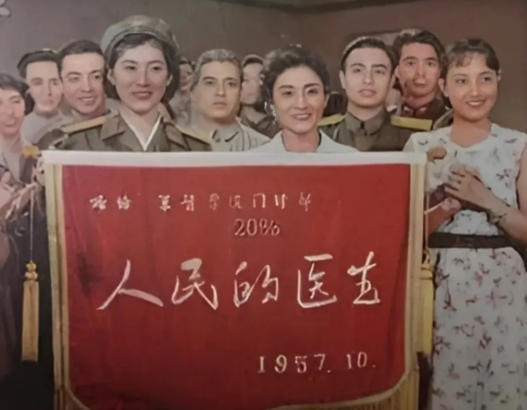 八一厂1958年拍摄的故事片《返老还童》的剧照，看过这部电影的人不多吧？王晓棠在