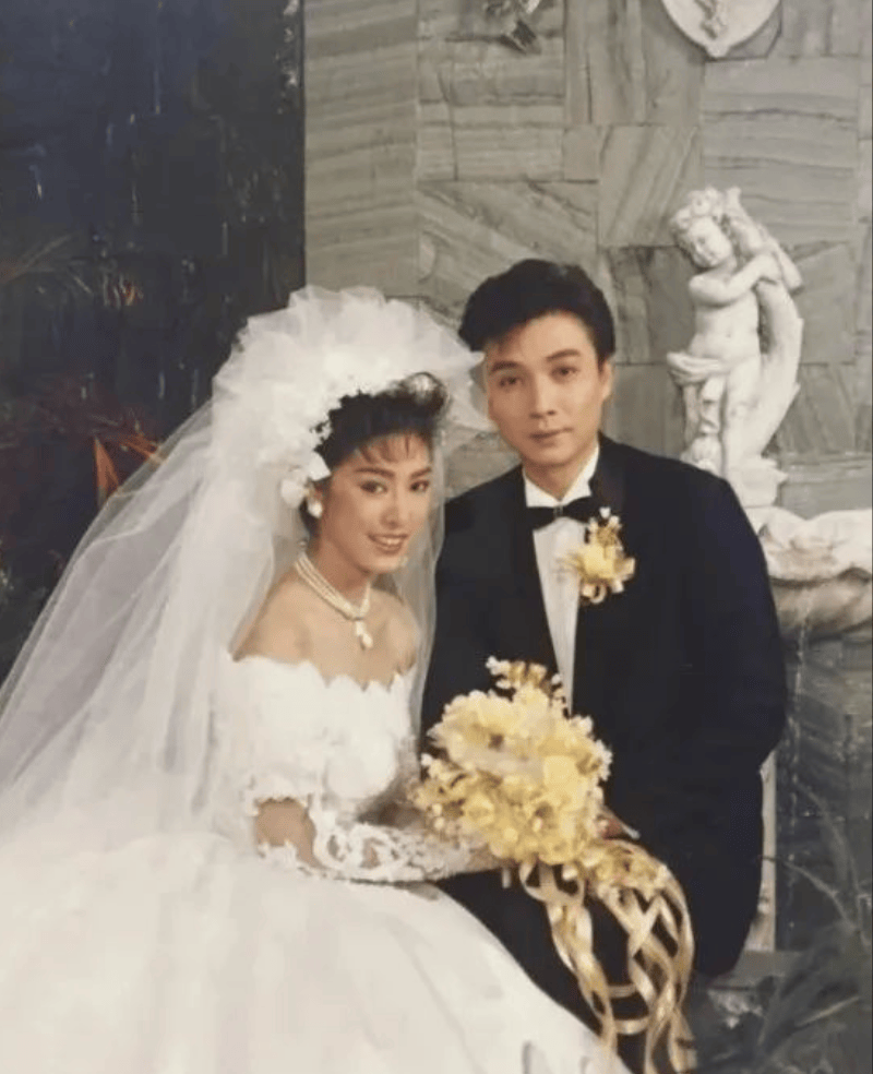 1992年，46岁的刘松仁坐飞机时，对一位小20岁的空姐一见倾心，因为年龄相差太