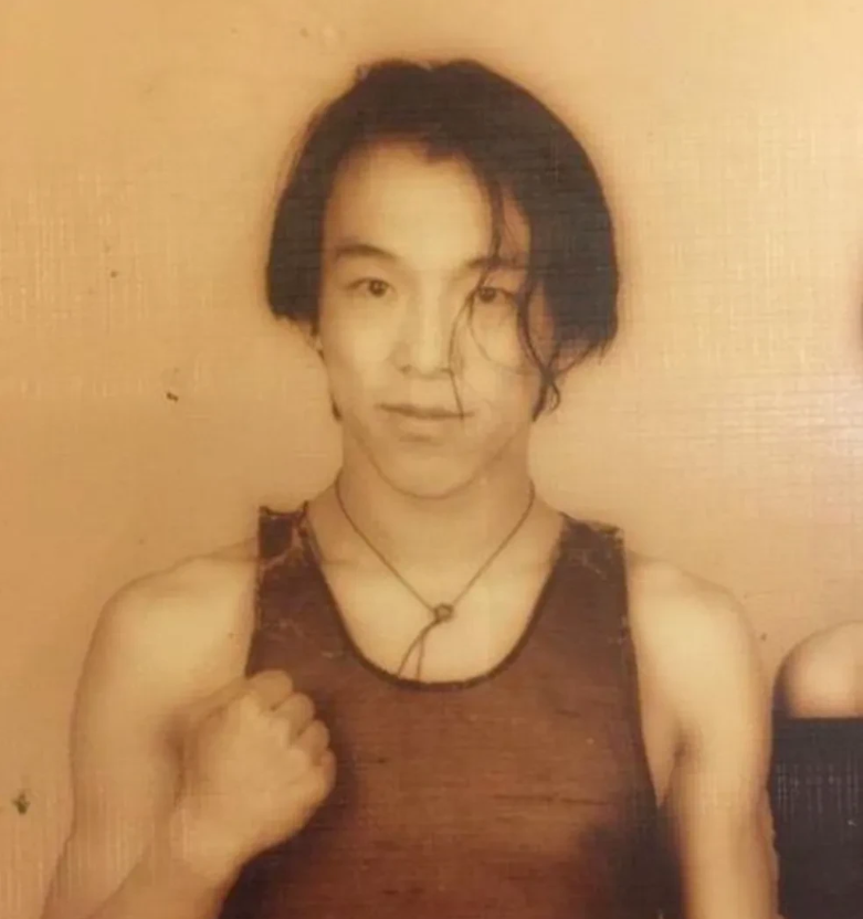 金马奖影帝，黄渤说，1993年，我和沙宝亮都是酒吧的驻唱歌手。我在大富豪，他在卡