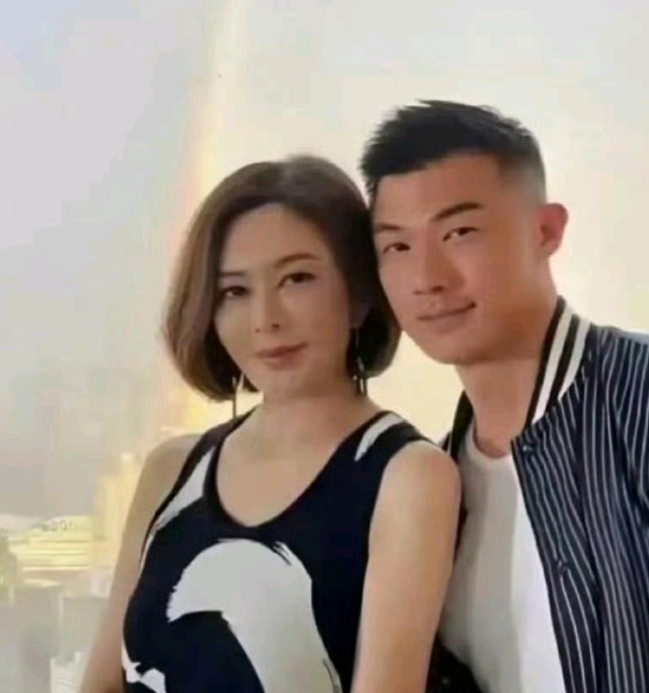 一直以为关之琳是单身，原来她有小男友啊