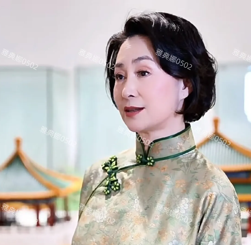 何超琼穿旗袍太美了，温婉端庄优雅大气！
62岁了还是那么年轻有气质，不仅有头脑有