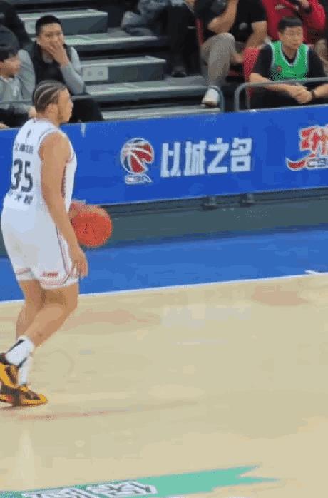 这个胖子控球如此松垮，为什么就是抢不掉呢？
CBA的职业级的后卫们呢？为何不去逼
