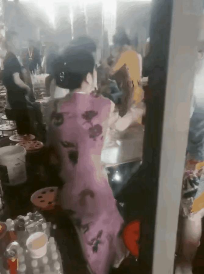 这还叫同学聚会？这是公然耍流氓、污辱女人、违背妇女意愿搞事情。 有这个视频作证，