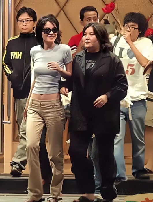 我把这张照片拿给我妈看，我妈不敢相信自己的眼睛，这竟然是王菲。

我妈说，这还哪