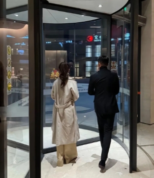 小菲瘦了好多，终于又露面了，还好有小梅陪着他，但愿余生他们两个彼此善待对方……