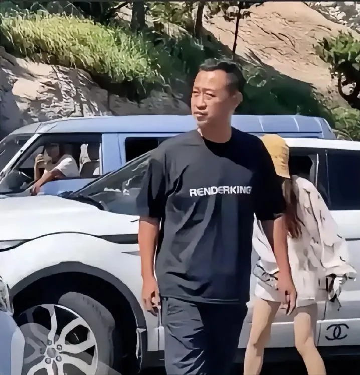 看这视频，这位先生一直紧紧保护着路虎姐，即使她胡闹也任由她去，要不是担心你们会批