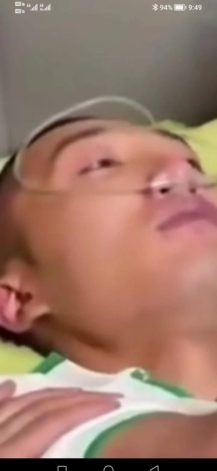 泪奔，爸爸得知自己快不行了，叫儿子叫到自己床前，用手抚摸着孩子的脸，断断续续的给