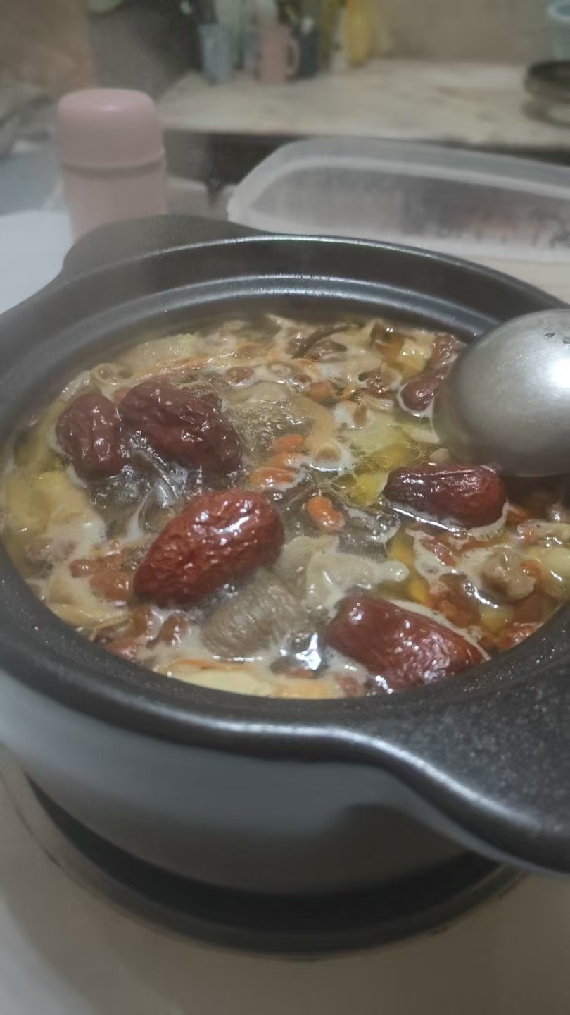 离婚后，我不怎么和前夫来往，这么多年也就为了孩子的事和他微信说过不超过五次话。搞