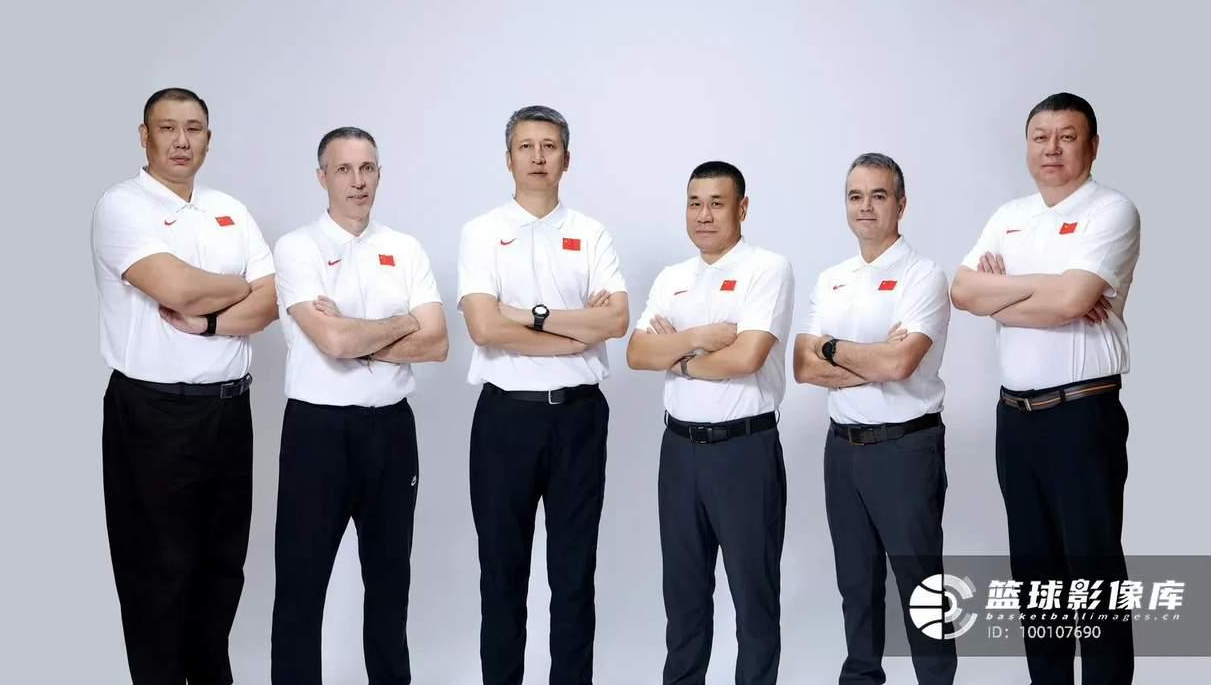 中国男篮大合影出炉，队长胡明轩竟然没有占据C位