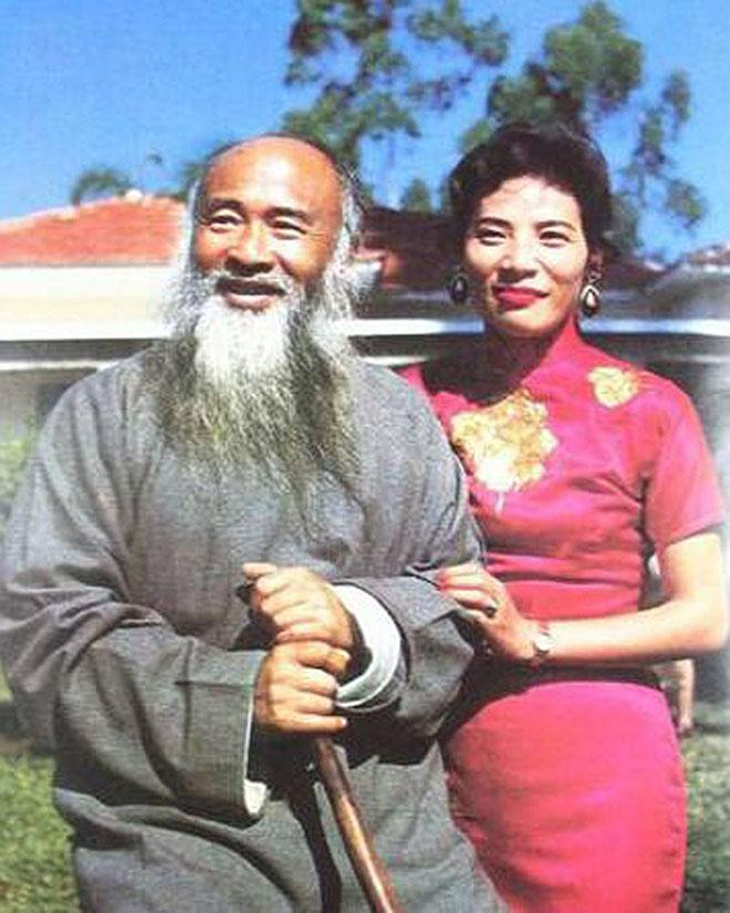 15岁的黄凝素嫁给53岁的张大千。婚后不久就怀孕了，孩子一个接一个地生，一共生了