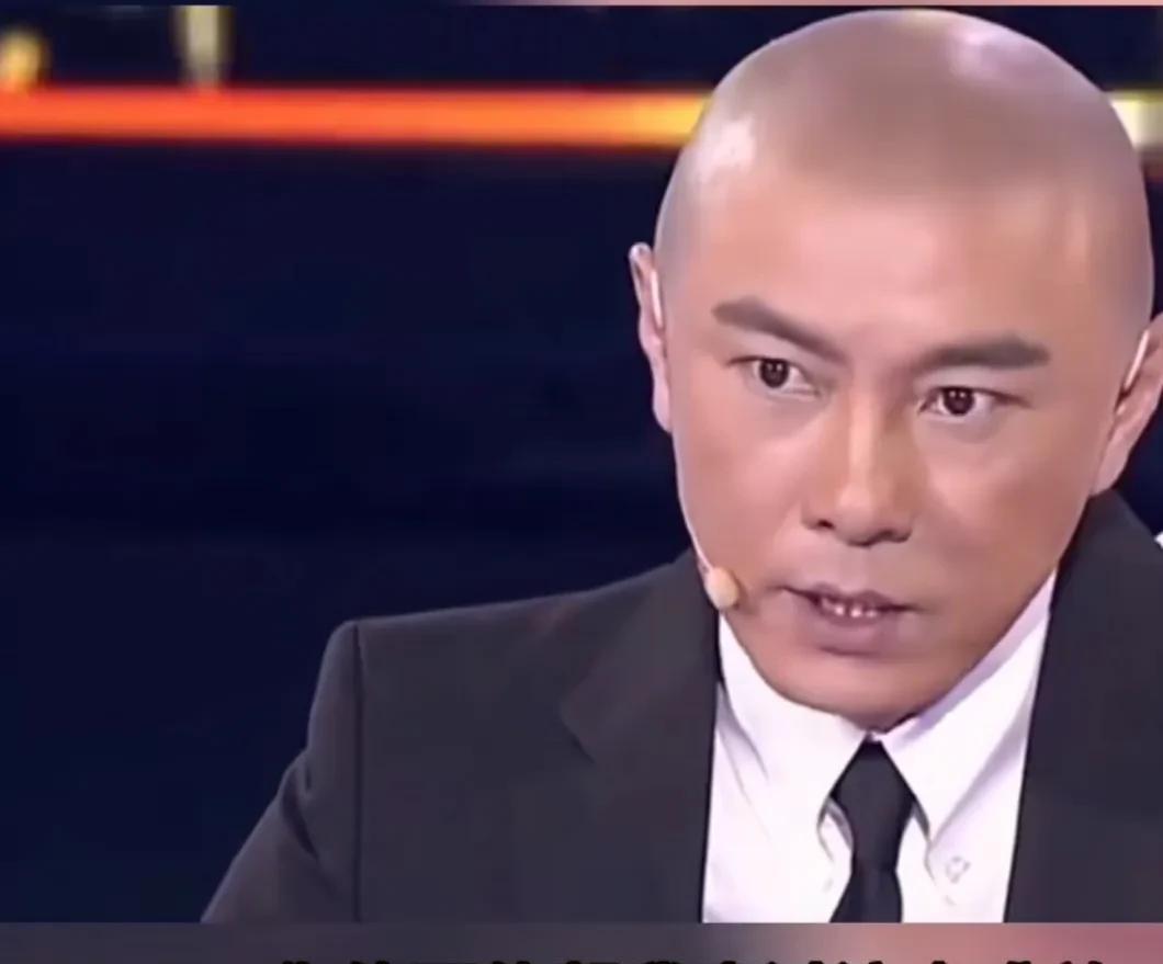 演员张卫健说：“当年，我快要破产时，我给我的老板打电话，我说我马上要破产了老板，