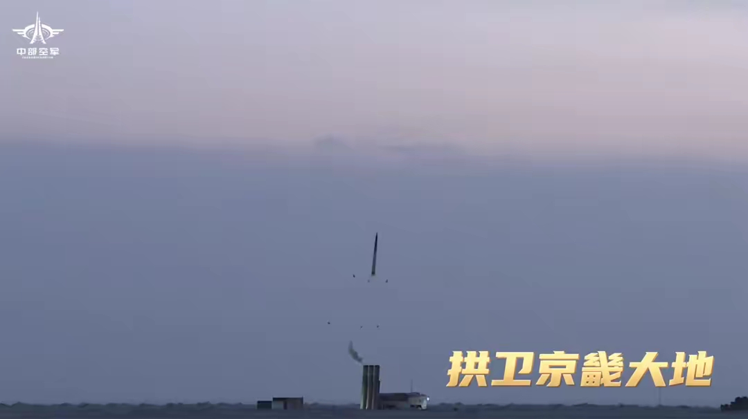 中国空军在珠海亮出“新杀器”，歼-35A和红-19让美媒感叹，中国导弹防御能力超