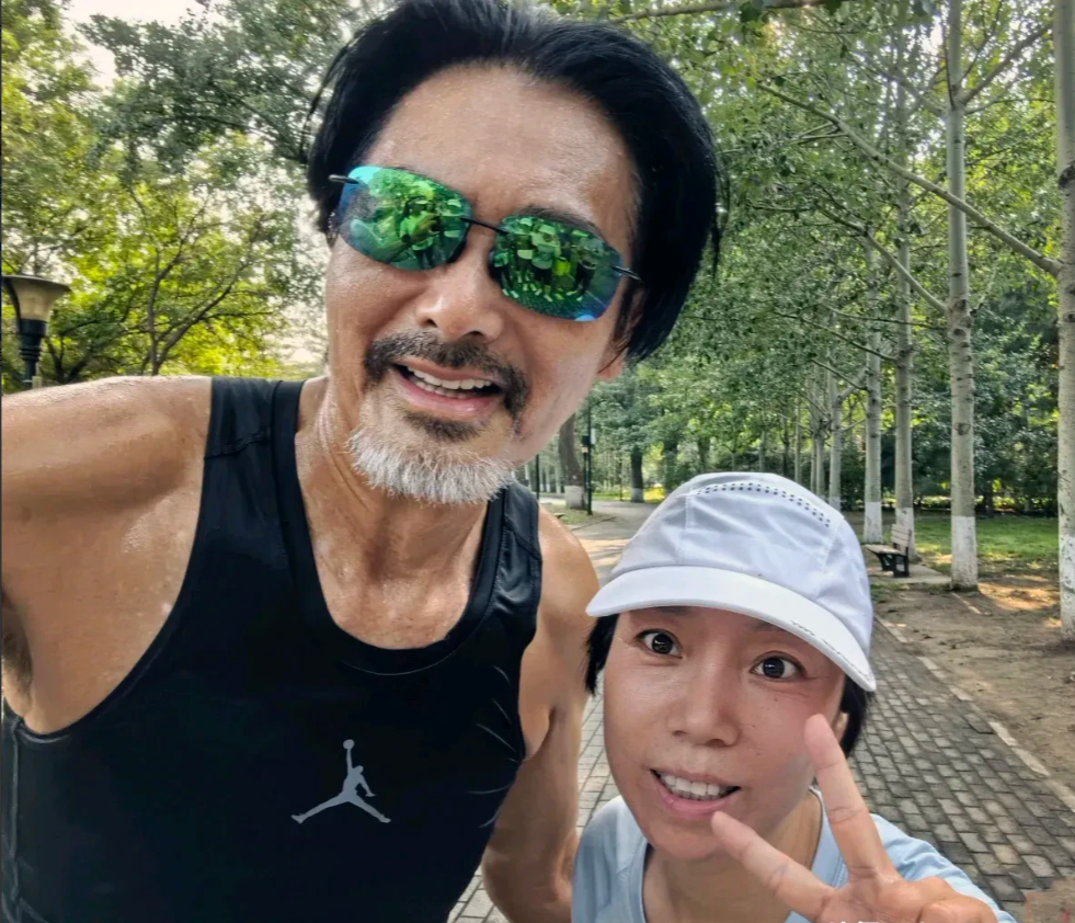 你敢相信这是当年那个高大帅气的发哥吗？

真的是岁月不饶人啊！看着眼前这个又黑又