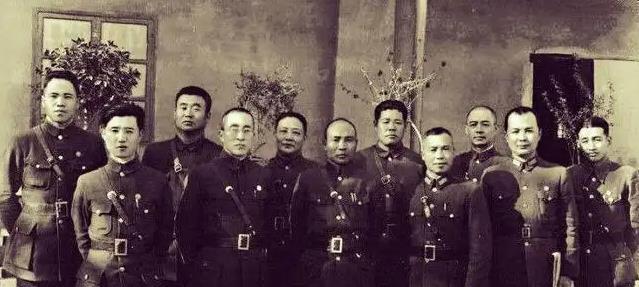 1933年，一士兵打仗扛个大箱子，一路上不撒手，张自忠好奇问到：“你扛得什么？”
