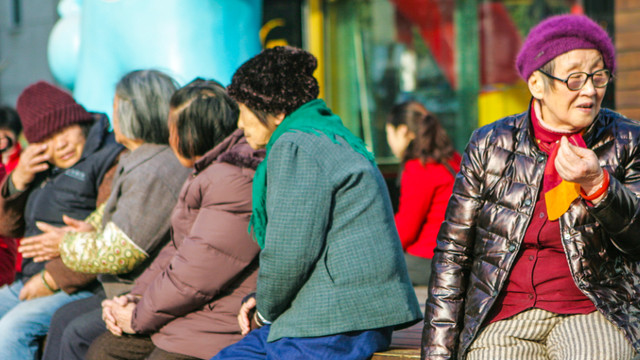 中央定调！2025农民养老金调整，每月到底能多发50元还是100元？