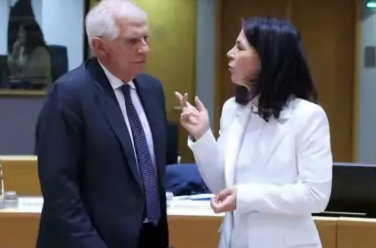 德国人这次彻底不装了！
在11月18日举行的外长会议上，德国外长贝尔伯克污蔑中国