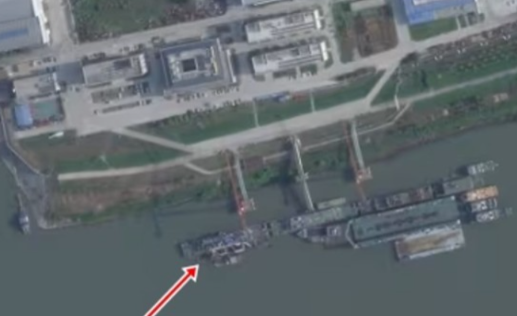 “中国新型核攻击潜艇在建造期间沉没”。
反华的美媒《华尔街日报》援引一名美国高级