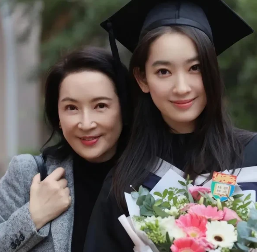 还有人记得香港女演员龚慈恩吗？她女儿才是隐藏的星二代颜值王者！不仅遗传了她的美貌
