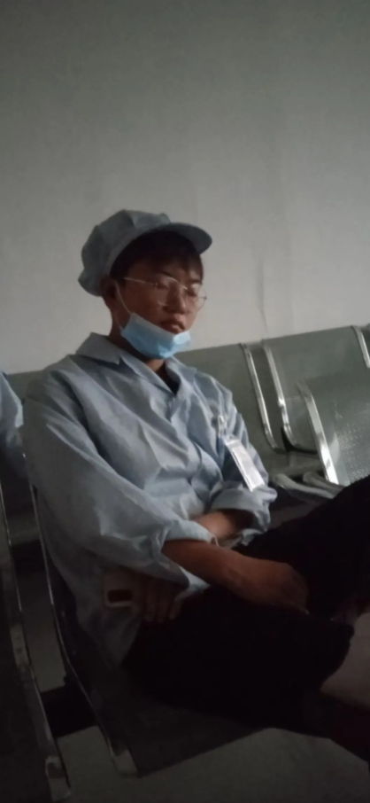 上班把这辈子都想了一遍，一看时间才过去两小时