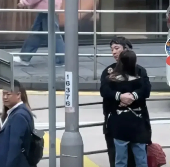 王健林这波“独生子困局”可真是教科书级别的豪门烦恼。   

71岁老父亲还在卖