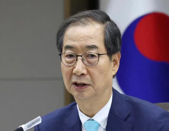 太尴尬了！韩国总理主动与总统尹锡悦切割。针对戒严事件，韩国总理韩德洙再次发声，他