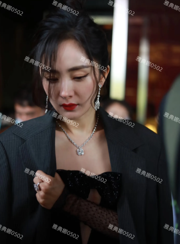 杨幂虽然不服老，但上了年纪后气质却变得很油腻，浓妆看起来脏脏的一股子风尘气，没有