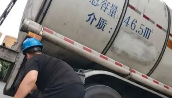 运送完煤制油等化工类液体的油罐车，储存罐未经清洗，就直接装上食用大豆油继续运输。