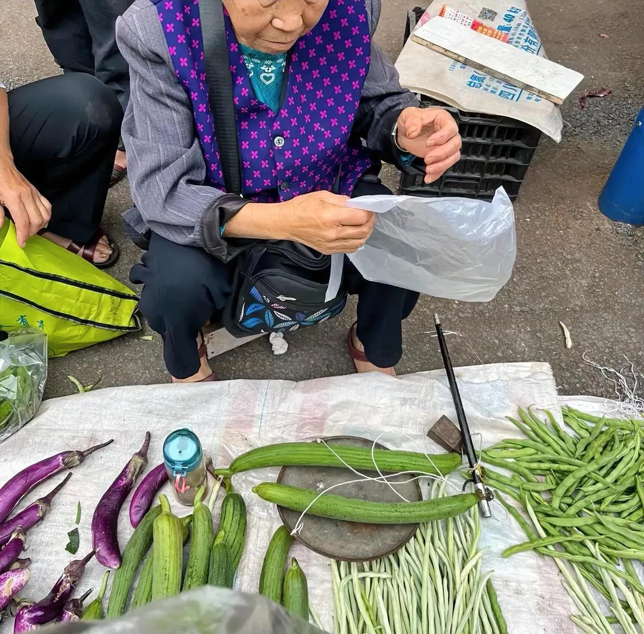 最近每次路过小区门口，经常看见私人摆摊卖菜的，很多都是大爷和太婆，看样子像是纯正