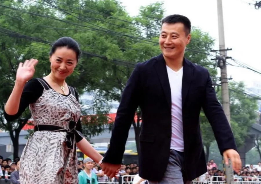 这对夫妻笑起来真暖心！不浓妆艳抹，穿着大方得体，干干净净的，超有夫妻相！男演员演