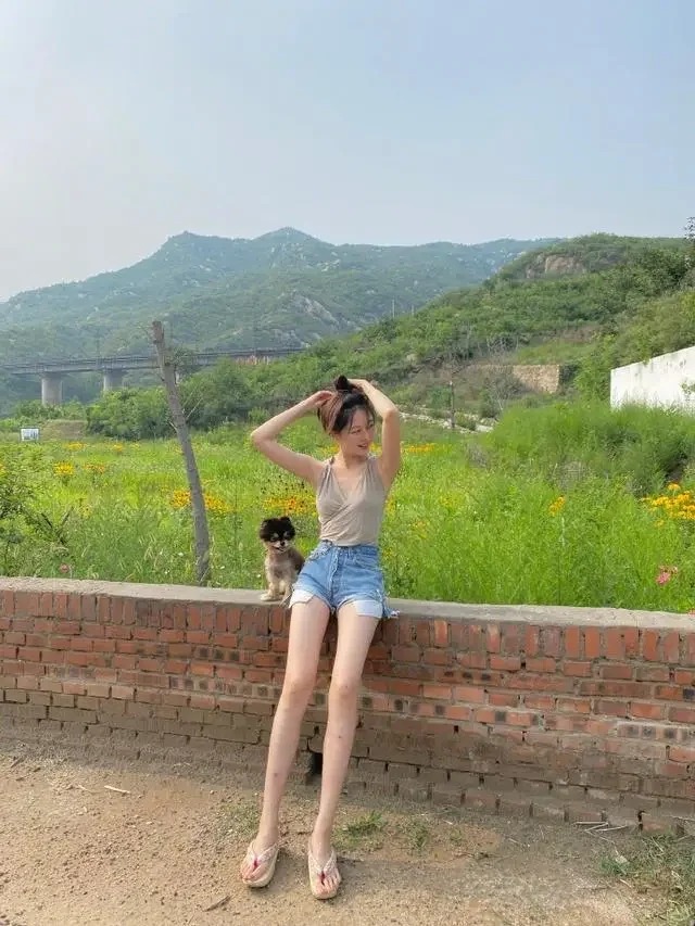 终于知道晚晚为啥腿长了
16岁那年，
晚晚凭借港籍身份
考上了中央美院，
美术史