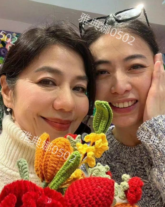 钟楚红打卡香港女首富甘比的手工编织作坊，65岁的她脸上没有医美痕迹，虽然两鬓有白
