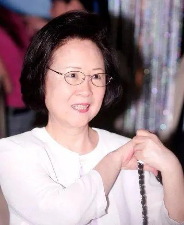 琼瑶离世遗书揭秘，爱恨情仇终落幕
台湾著名作家琼瑶，以其浪漫的爱情故事闻名于世，