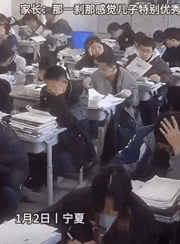 2025年1月，地震时学生正在上课，一残疾男生无法逃离，只好钻在桌子底下！谁知，