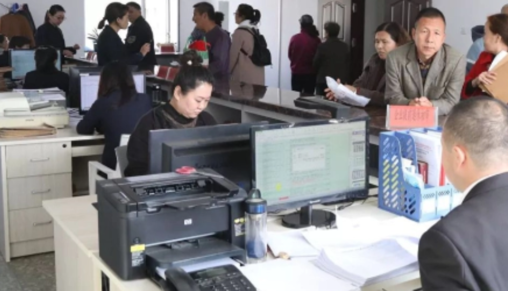 同事居然选择了内退，领导三天就批下来了，工资从6600降到了2400，我们都觉得