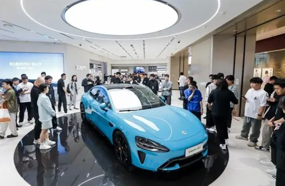 简单计算一下，你就知道该买油车还是买新能源了。
20万的油车，10年油费6.4万