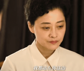 《六姊妹》中，二姐在得知大姐被老六赶出家门后，心疼大姐为她感到委屈，无条件支持大