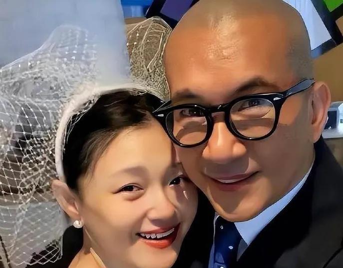 想到他唏嘘的大半生
我竟忍不住为他落泪
他没做错什么
却因为大S跟前夫一家的恩恩