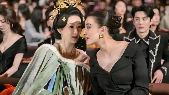 这张图片很玄妙，
微表情说明一切……
杨紫，王鹤棣，白鹿，
每个人都有爆剧在播。