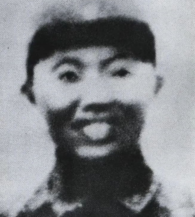 1942年，因叛徒出卖，八路军团长被包围，当只剩一颗子弹的时候，他却犯了难：“这