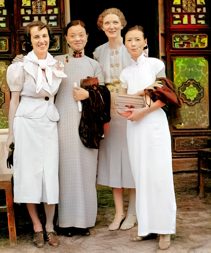 这是极为罕见的一张林徽因与朋友的合影。最右边的林徽因穿着白色竖领短袖旗袍，手里拿