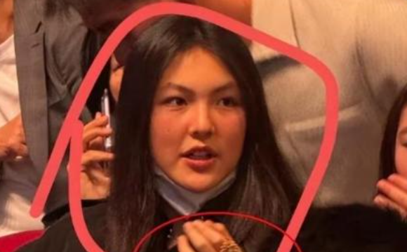 一张张照片如同碎片化的记忆，拼凑出公众人物的另一面。镜头下的她，似乎与我们印象中