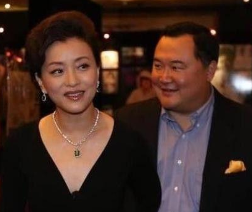 1994年，富豪吴征500万买下一艘游艇，将杨澜接到游艇上表白，杨澜回绝说道：“