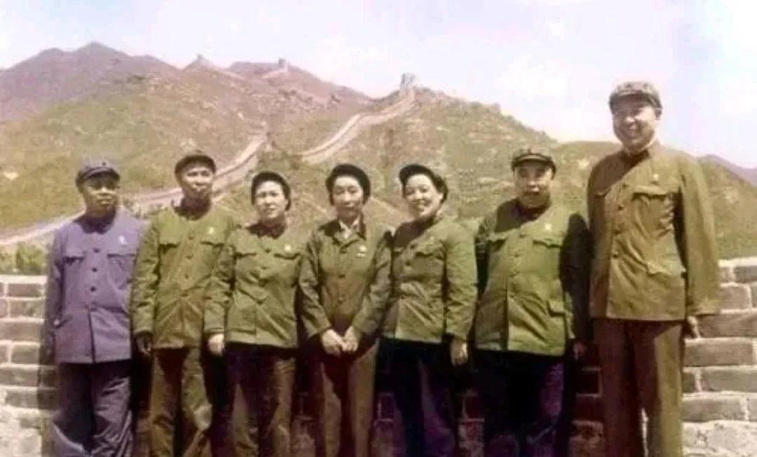 1970年，在北京八达岭长城，一张合影，黄的身材最为高大，在人群中十分显眼。知道
