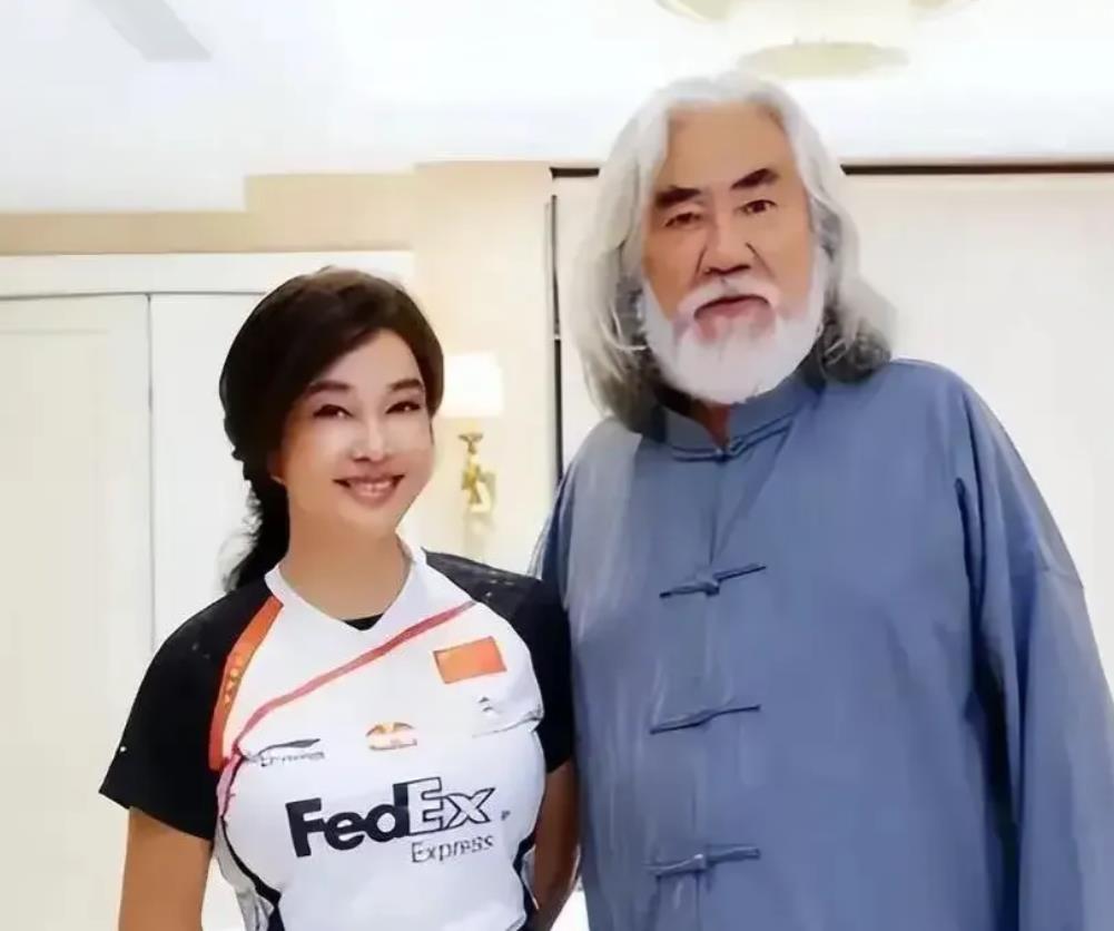 刘晓庆羡慕张纪中，
儿女成群，娇妻相伴！
张纪中说：你一个人就是一个江湖，有啥孤