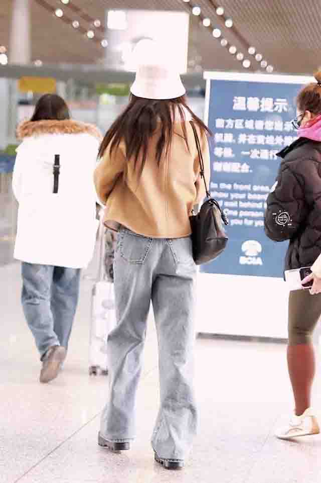 杨幂也去巴黎看秀了。机场落地，被网友拍到。真羡慕，这什么网友，不用上班的吗。