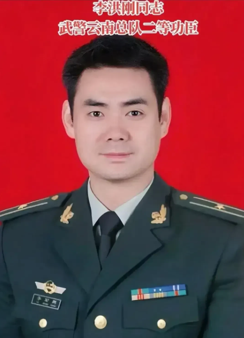 我去，真的假的？纯纯没想到喜剧天赋这么强的润土龙，竟然是武警，而且还是二等功臣
