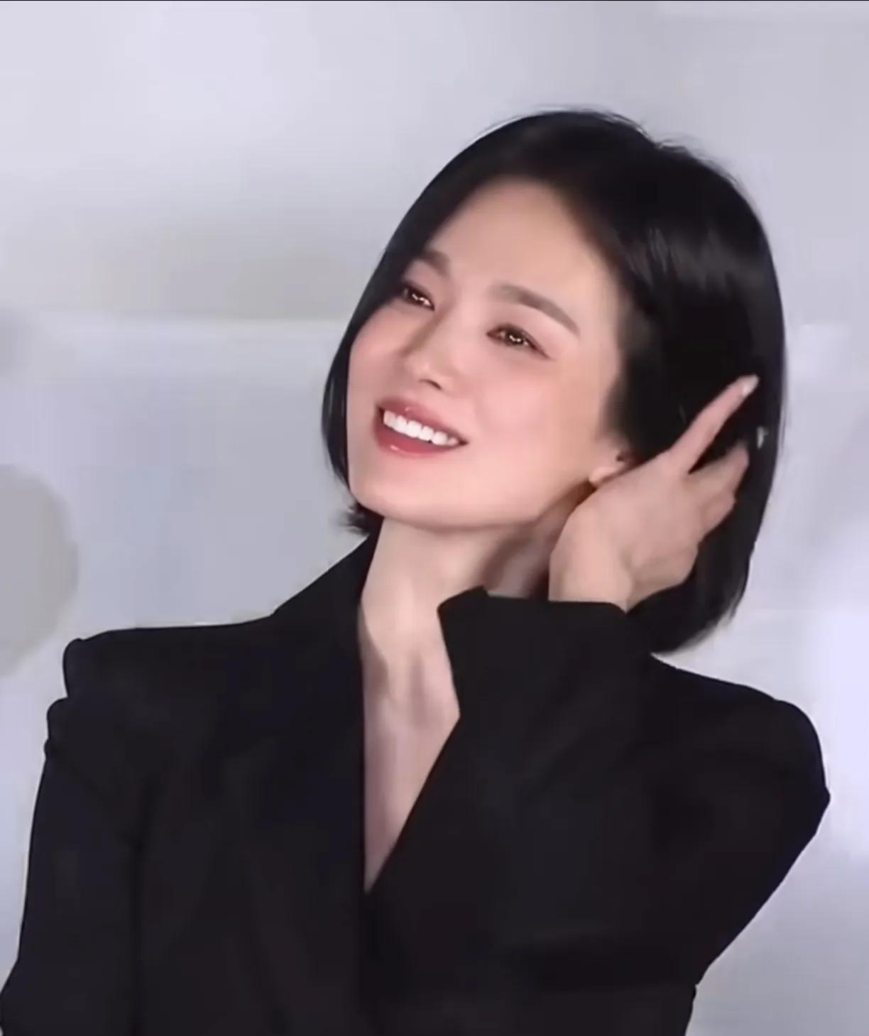 宋慧乔在采访时满含泪水，作为一个公众人物，表情管理应该会做的很好，但是宋慧乔在一