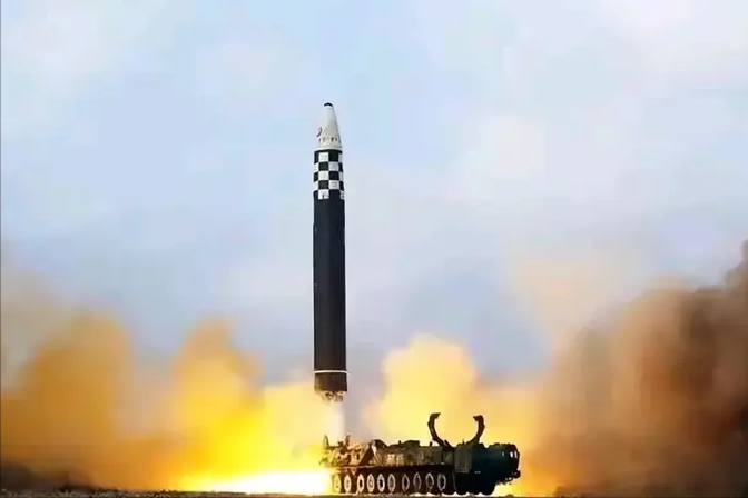 朝鲜在武器装备方面和韩国存在着明显的代差，所以朝鲜为了弥补这种状况，通过发展先进